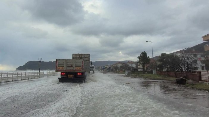 Kastamonu'da dalgaların vurduğu sahil yolu su altında kaldı