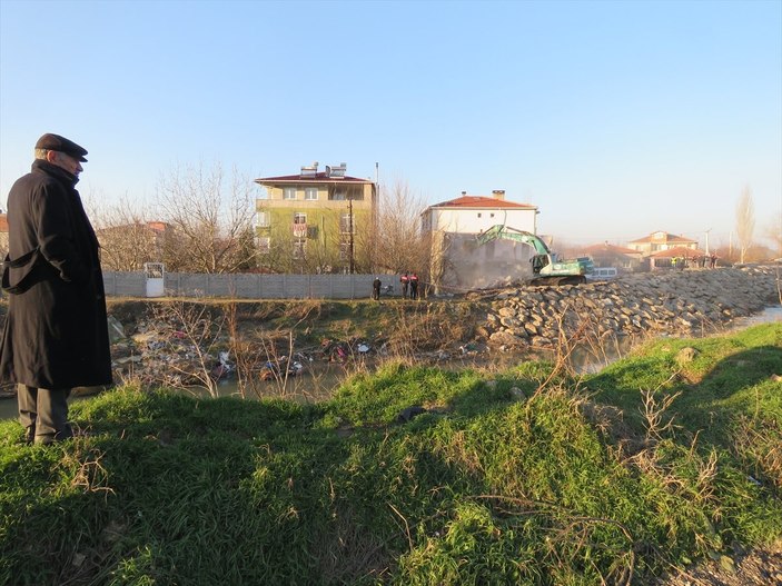 Kırklareli'nde ağır hasar gören binalar yıkılıyor