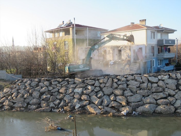 Kırklareli'nde ağır hasar gören binalar yıkılıyor