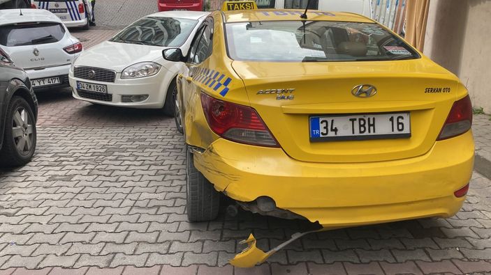 i Kağıthane’de süratli seyreden moto kurye taksiye çarptı