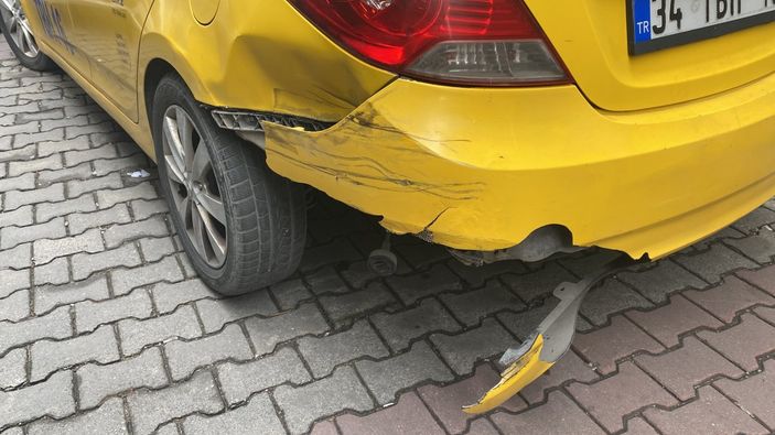 i Kağıthane’de süratli seyreden moto kurye taksiye çarptı