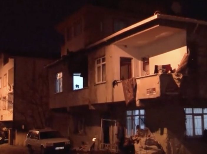 i Ümraniye'de madde bağımlısı, içinde ailesinin olduğu evi yaktı