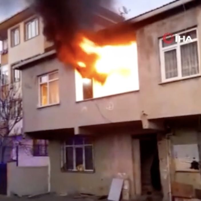 i Ümraniye'de madde bağımlısı, içinde ailesinin olduğu evi yaktı