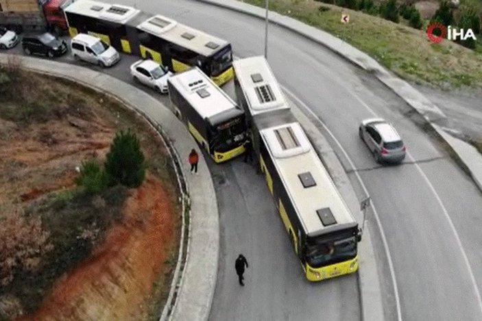 Arnavutköy’de otobüsler arızalandı, trafik durdu