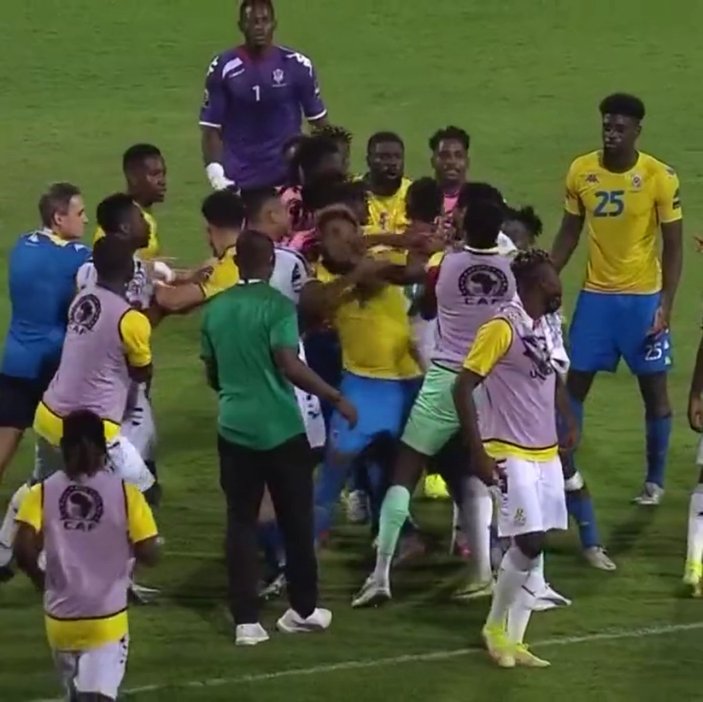 Afrika Uluslar Kupası'nda Tetteh, Boupendza'ya yumruk attı