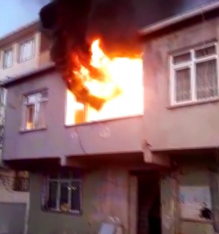 Ümraniye'de madde bağımlısı, içinde ailesinin olduğu evi yaktı