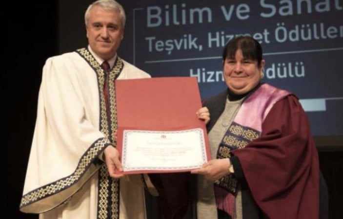 TRT ekranlarında bir nesle İngilizce öğreten ikiliden Zülal Balpınar: Gençler çok okusun