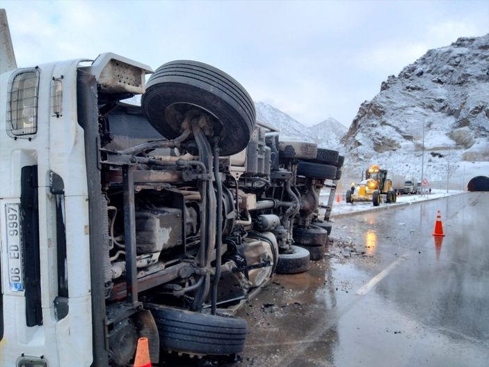 Sivas'ta yolcu otobüsü, kaza yapan tıra çarpıp devrildi
