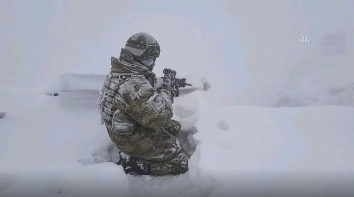 Mehmetçik'in bayrak donduran soğuktaki vatan nöbeti