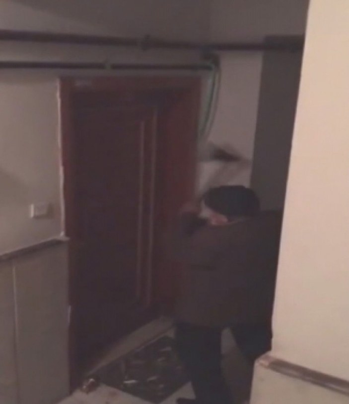 Bayrampaşa'da kiracısının evine baltayla saldırdı: 7-8 camını kıracağım