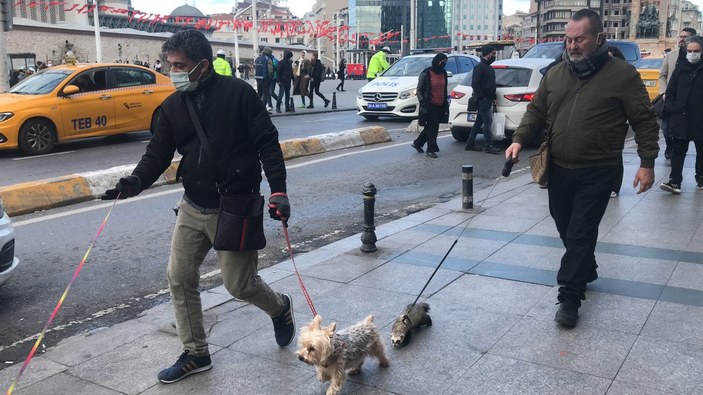 Taksim'de tasma taktığı gelincikle gezdi