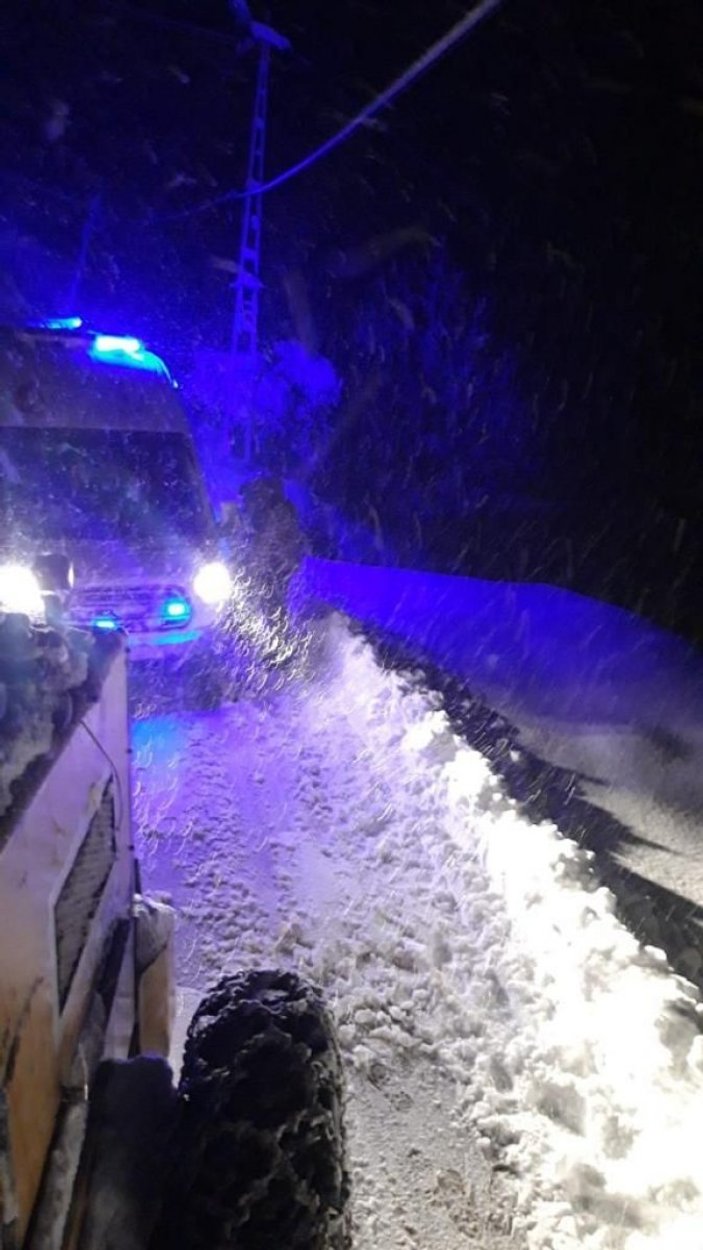 Rize'de karlı yolda kalan ambulansın imdadına Özel İdare ekipleri yetişti