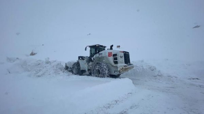 Hakkari'de yoğun kar yağışı nedeniyle 338 yerleşim yerinin yolu kapandı