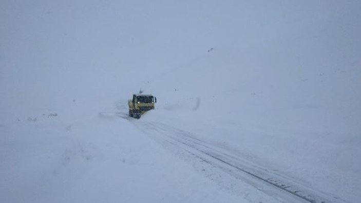 Hakkari'de yoğun kar yağışı nedeniyle 338 yerleşim yerinin yolu kapandı