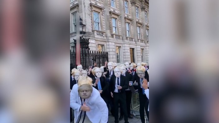 İngiltere'de yasta parti veren Boris Johnson'a maskeli protesto