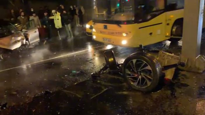 Kağıthane'de direğe çarpan dikkatsiz sürücünün aracı hurdaya döndü