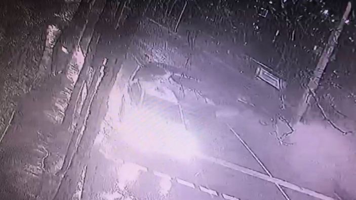 Kağıthane'de direğe çarpan dikkatsiz sürücünün aracı hurdaya döndü