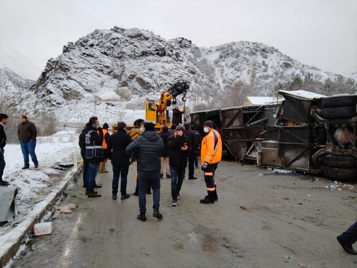 Sivas'ta yolcu otobüsü, kaza yapan tıra çarpıp devrildi