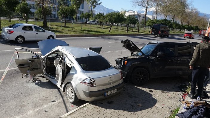 Antalya'da makas atan sürücü cipe çarptı