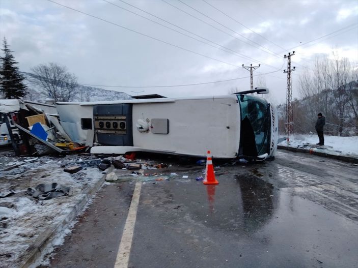Sivas'ta yolcu otobüsü, kaza yapan tıra çarpıp devrildi