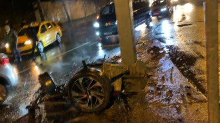 Kağıthane'de direğe çarpan dikkatsiz sürücünün aracı hurdaya döndü