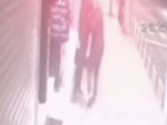 Zeytinburnu’nda kıyafeti mankenle birlikte çaldı