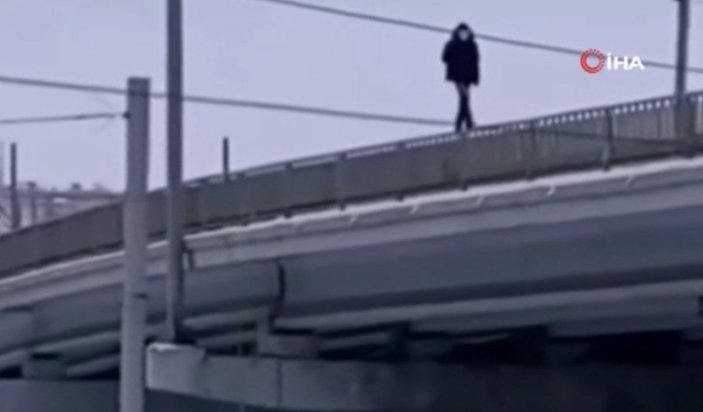 Rusya'da bir kişi otoyol köprüsünü korkuluklardan yürüyerek geçti