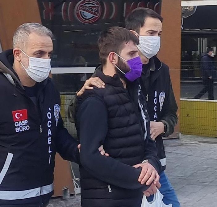 d Kocaeli'de yolda karşılaştığı husumetlisini öldürdü