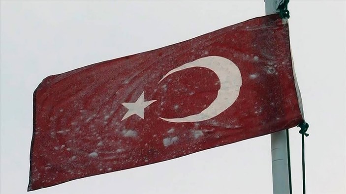Mehmetçik'in bayrak donduran soğuktaki vatan nöbeti