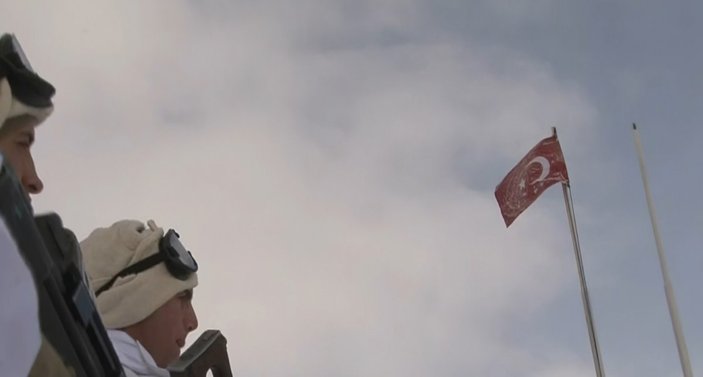 Mehmetçik'in bayrak donduran soğuktaki vatan nöbeti