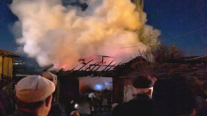 Kütahya'da samanlıkta yangın çıktı