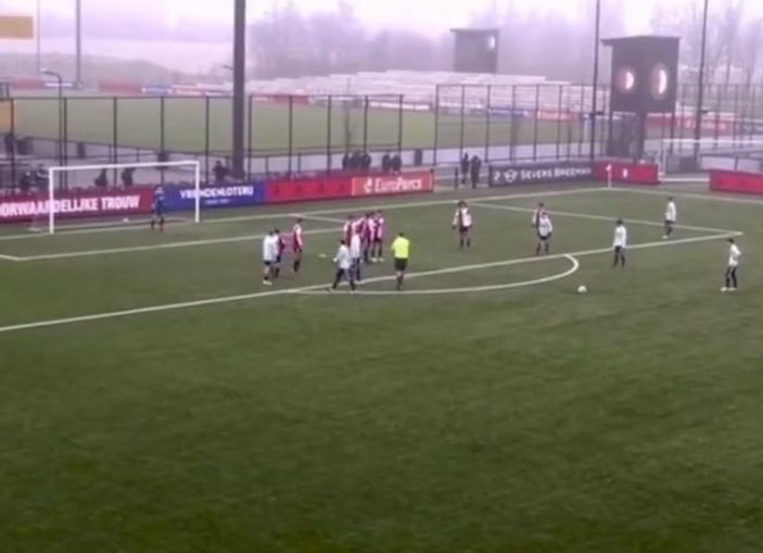 Van Persie'nin oğlundan klas frikik golü