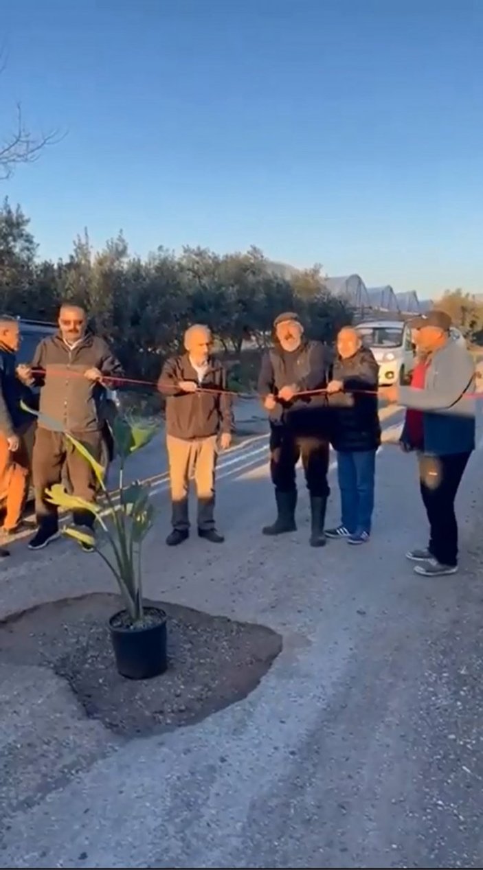 Antalya'da belediyeyi çiçekle protesto ettiler
