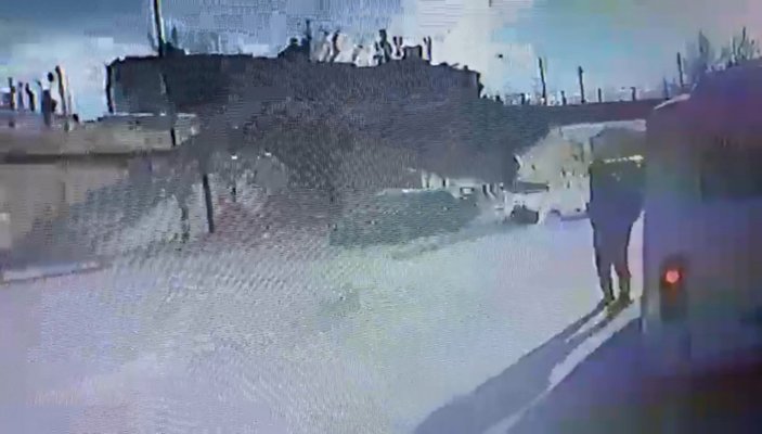 Denizli'de makas atan otomobilin çarptığı motosikletli kurtarılamadı