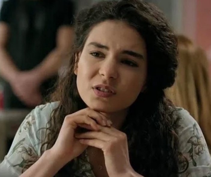 Hercai'nin yıldızını hiç böyle gördünüz mü? Ebru Şahin estetiği sonuna kadar kullanmış...