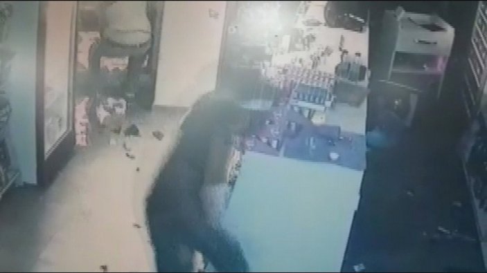 Arnavutköy'de tekel bayiini soyan hırsızlar kamerada