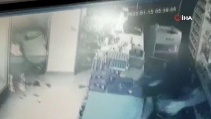 Arnavutköy'de nefes almadan tekeli soyan hırsızlar kamerada