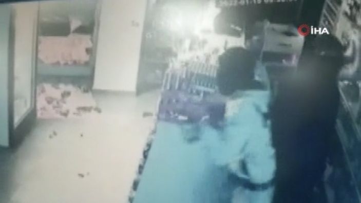 Arnavutköy'de nefes almadan tekeli soyan hırsızlar kamerada