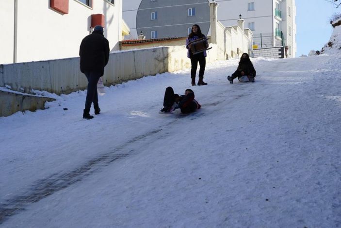 Kastamonu'da kepçe operatörüne 'karı temizleme' diyen çocuklara kayak merkezi sözü
