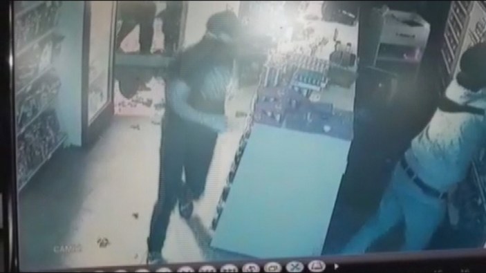 Arnavutköy'de tekel bayiini soyan hırsızlar kamerada
