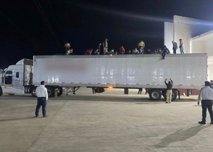 Meksika'da bir tırın dorsesinde 359 göçmen yakalandı