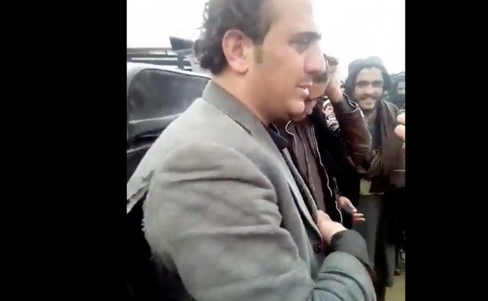 Taliban üyeleri bir müzisyenin enstrümanını yaktı