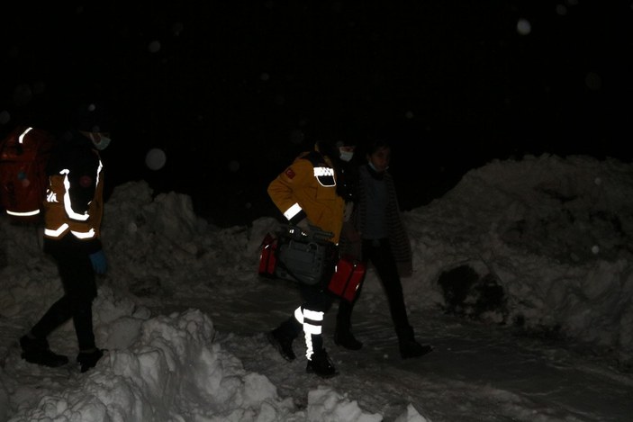 Hakkari'de, karla kapanan yolu aşıp hasta çocuğa ulaştılar