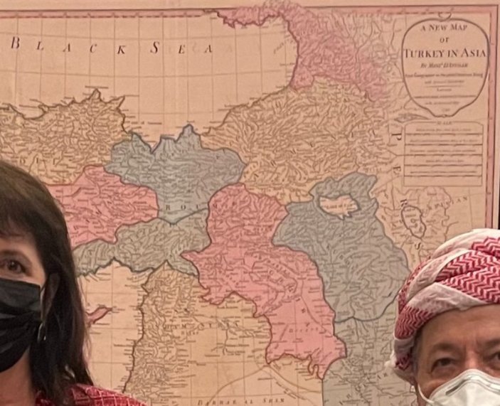 Mesud Barzani'den, Türkiye'nin bölündüğü haritanın önünde poz