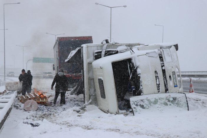 Bolu'da koronavirüs testi taşıyan kamyon devrildi