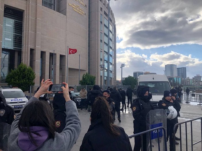 Çağlayan'da adliye önünde polise bıçaklı saldırı