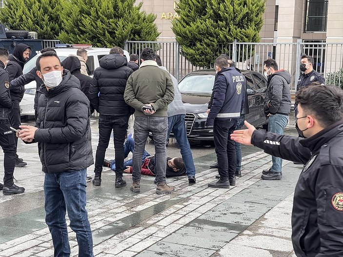 Çağlayan'da adliye önünde polise bıçaklı saldırı