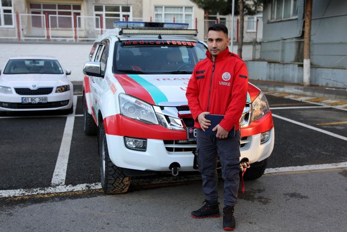 Trabzon'da hasta çocuğu sırtında taşıyan hemşire