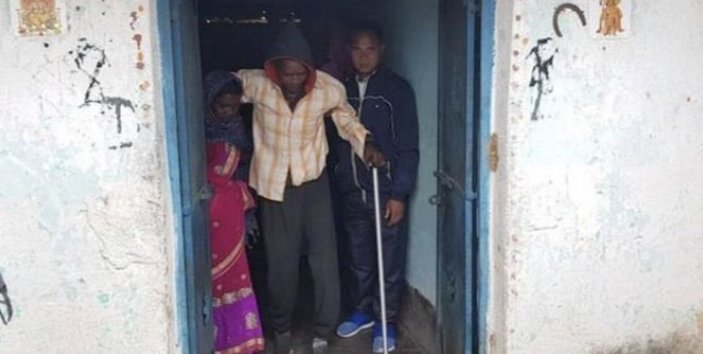 Hindistan'da koronavirüs aşısı yaptıran felçli adam yürümeye başladı