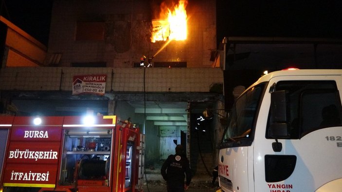 Bursa'da 3 katlı kullanılmayan binada yangın çıktı